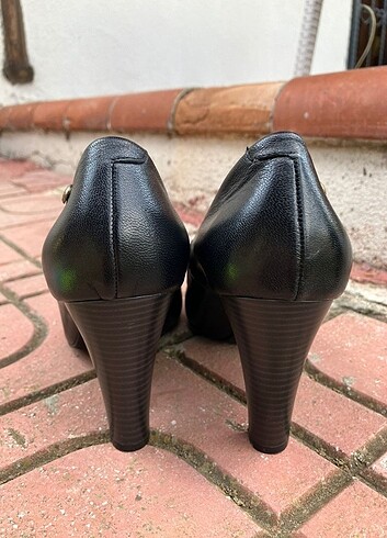 Siyah hakiki deri topuklu ayakkabı 