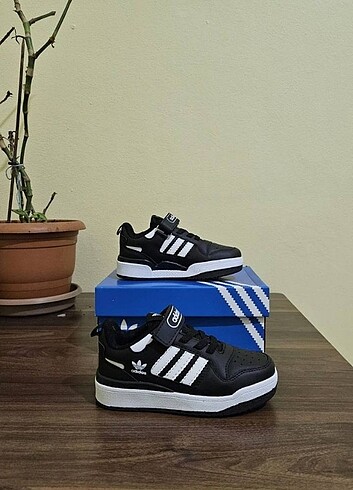 26 Beden Adidas çocuk spor ayakkabı Siyah beyaz renk Üst kalite Mevcut n