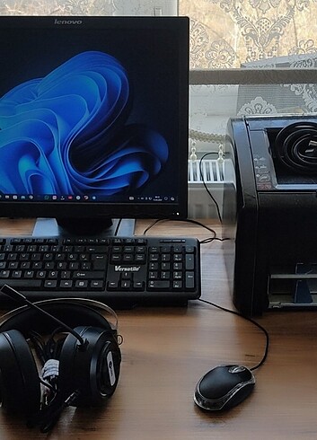 Hp masaüstü bilgisayar yazıcı ve kulaklık