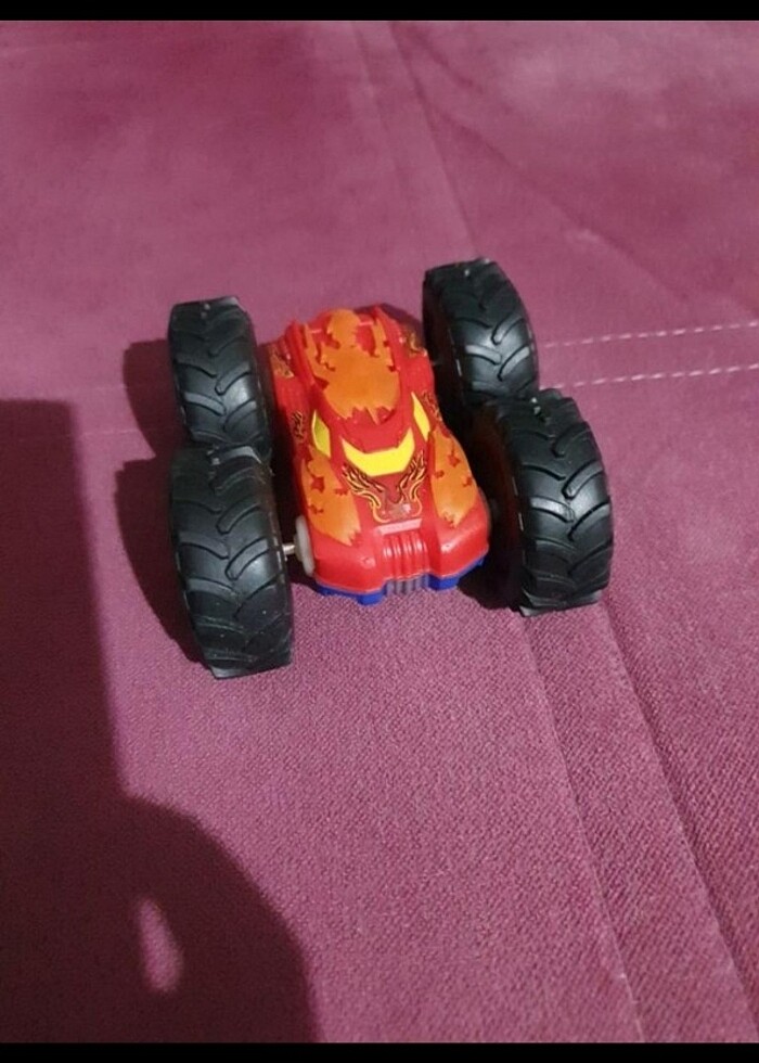 Takla atan 2 renkli oyuncak araba - Görsel 2