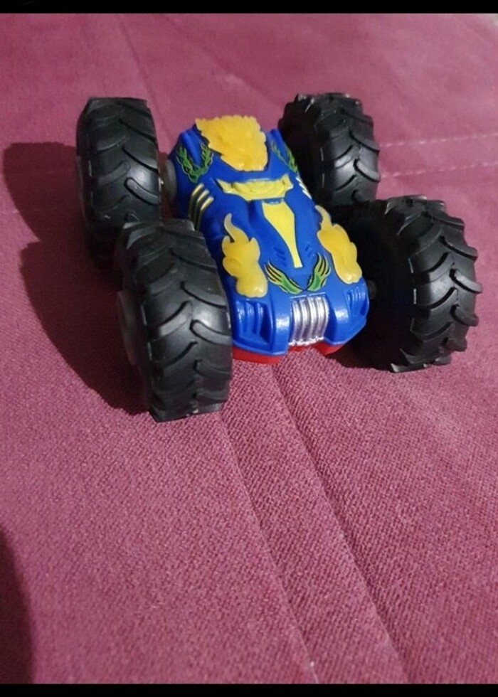 Takla atan 2 renkli oyuncak araba - Görsel 3