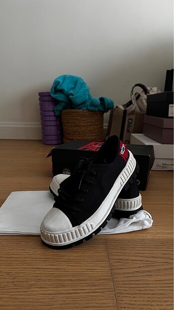 Çok şık bir ayakkabı .,Sneaker . Kenzo