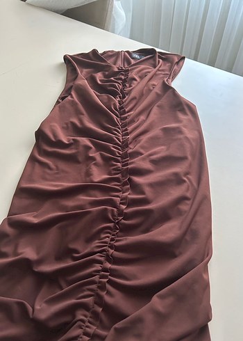 V Yaka Drapeli Kahverengi Uzun Elbise - Görsel 3