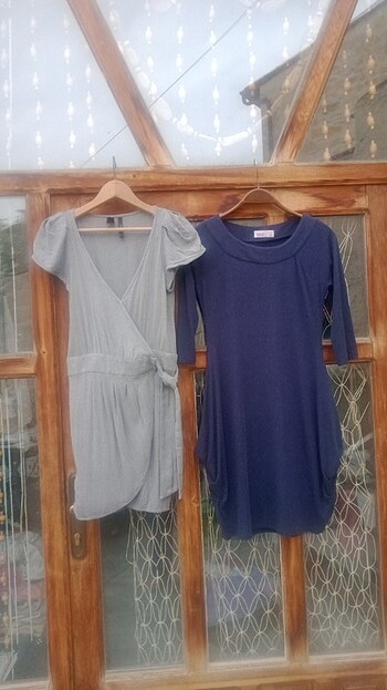 iki tane farklı elbise, biri açık gri renkte mini envolep kesim