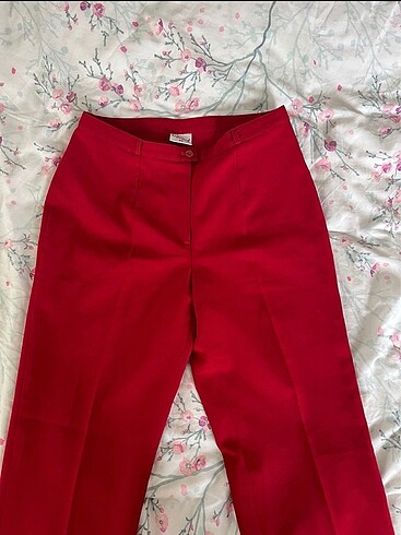 Kırmızı kumaş pantalon
