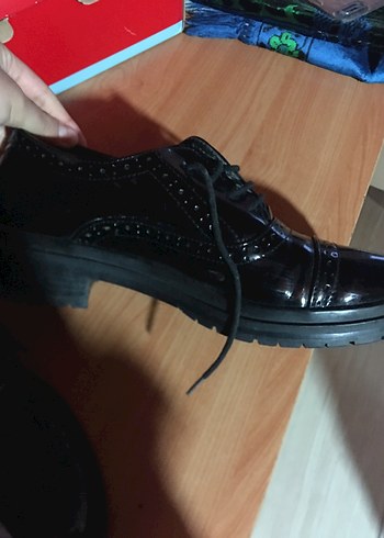 Parlak Siyah Gotik Kadın Ayakkabı - Görsel 2