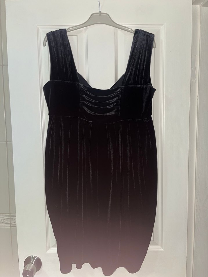 V Yaka Siyah Kadife Gotik Elbise - Görsel 3