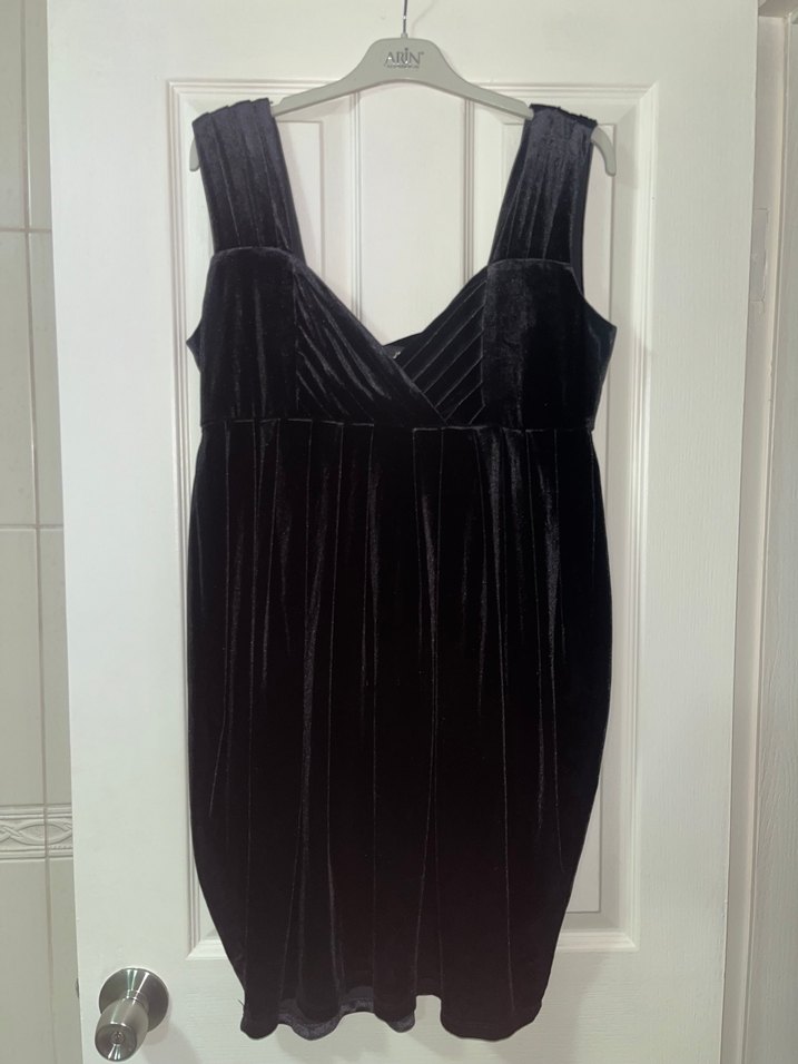 V Yaka Siyah Kadife Gotik Elbise - Görsel 2