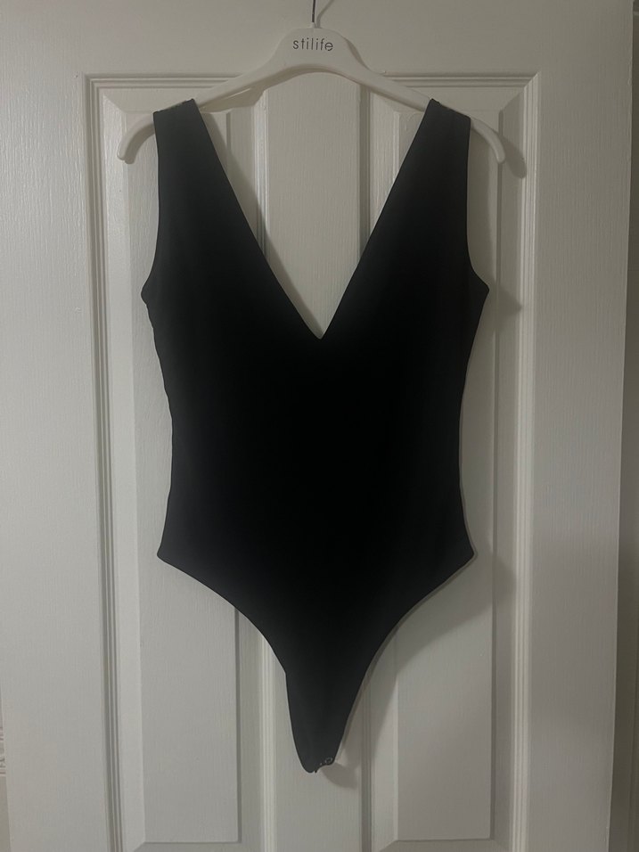 Siyah V Yaka Kadın Atlet - Görsel 3