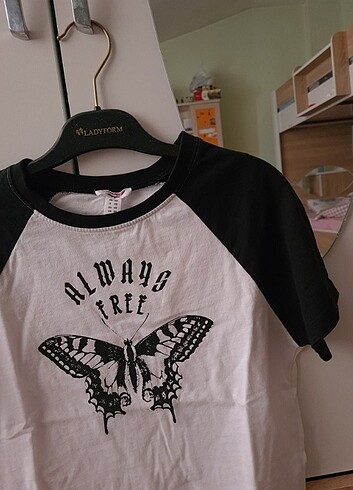 T shirt siyah beyaz kelebek gotik