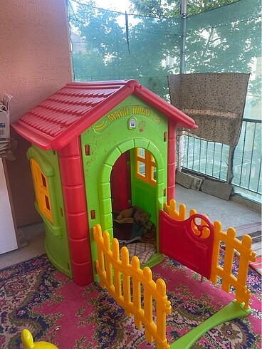 Büyük plastik oyun evi