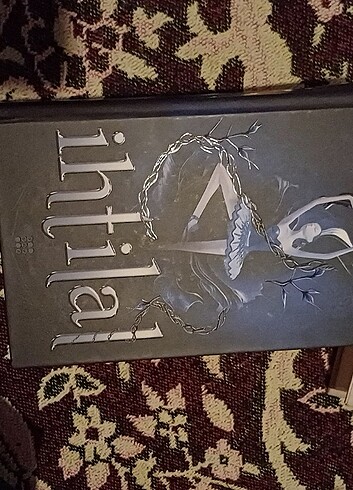 İhtilal kutulu Binnur Şafak Nigiz 