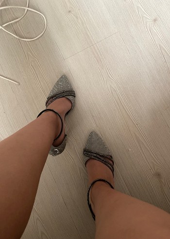 Gri Yılan Desenli Tokalı Stiletto