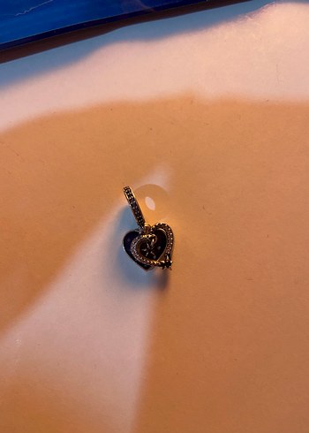 Beden Zincir Detaylı Parlayan Bej Kalp Charm