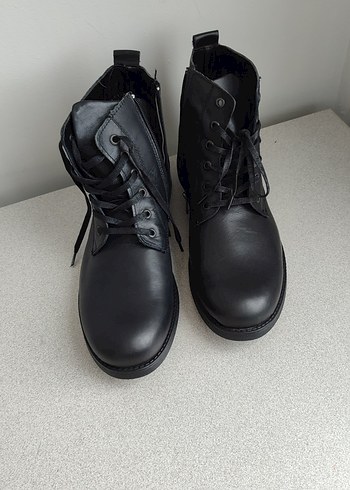 Siyah erkek bot - Görsel 2