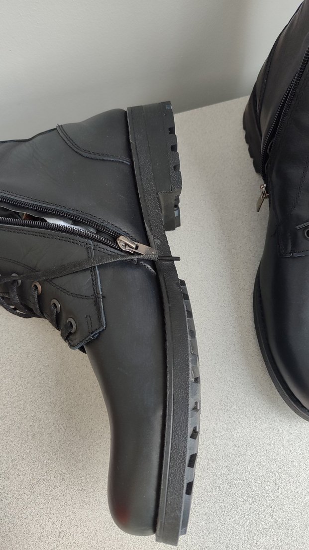 Siyah erkek bot - Görsel 3