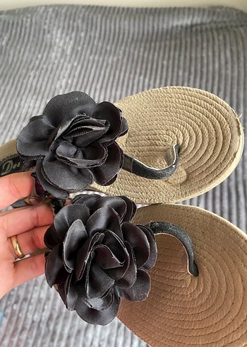 Siyah Fırfırlı Dolgu Topuklu Kadın Terlik - Görsel 2