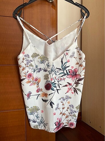 stradivarius çiçekli askılı bluz