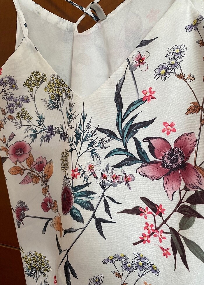 stradivarius çiçekli askılı bluz - Görsel 2