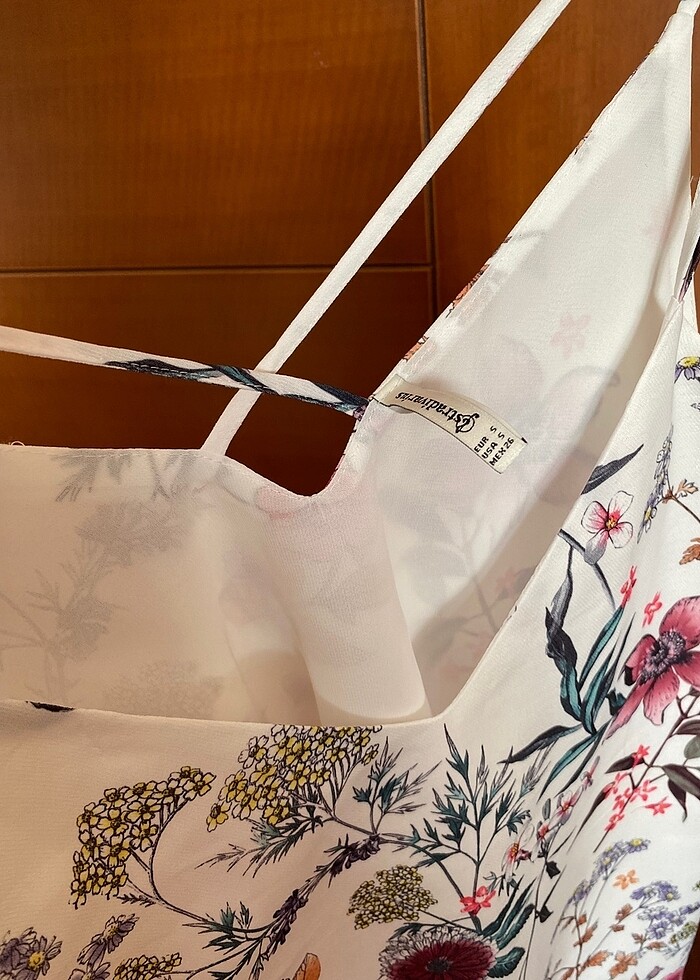 stradivarius çiçekli askılı bluz - Görsel 4