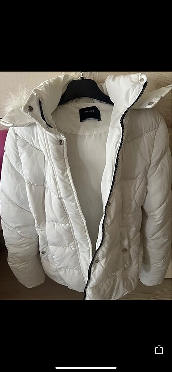Bershka Beyaz Kapşonlu Şişme Mont