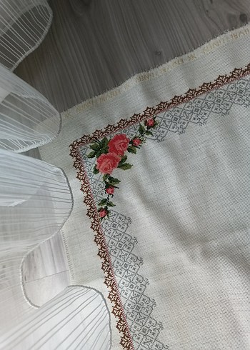 Diğer Nakışlı Beyaz Masa Örtüsü
