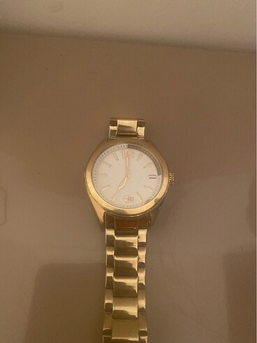 Tommy Hilfiger Tommy Hilfiger saat bayan orijinal çok iyi ve kullanışlı...