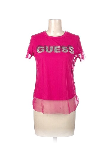 Guess T-shirt %70 İndirimli.