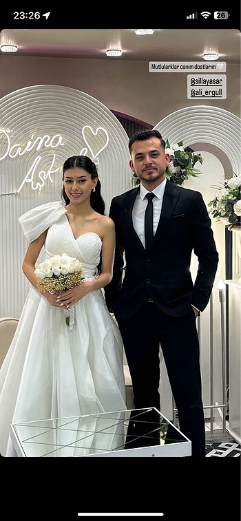 Beyaz saten nişan elbisesi