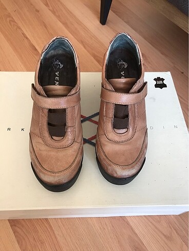 Kahverengi dolgu topuklu ayakkabı