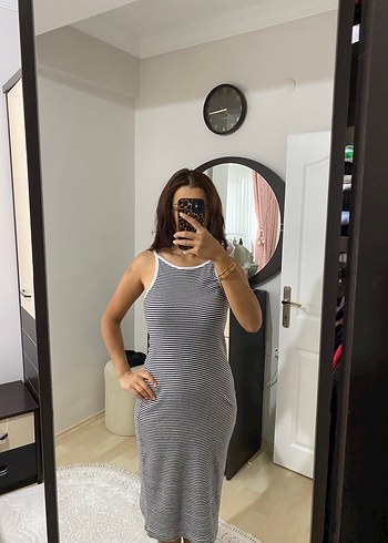 Gri Çizgili Yüksek Yakalı Midi Elbise