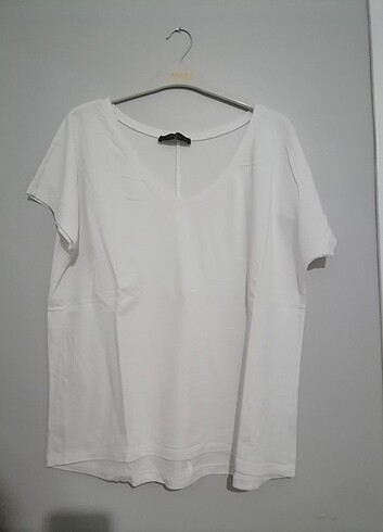 Beyaz V yaka tişört 