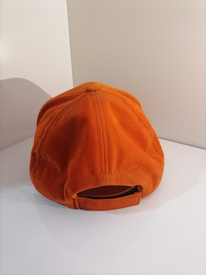 S Nakışlı Turuncu Süet Şapka - Görsel 2