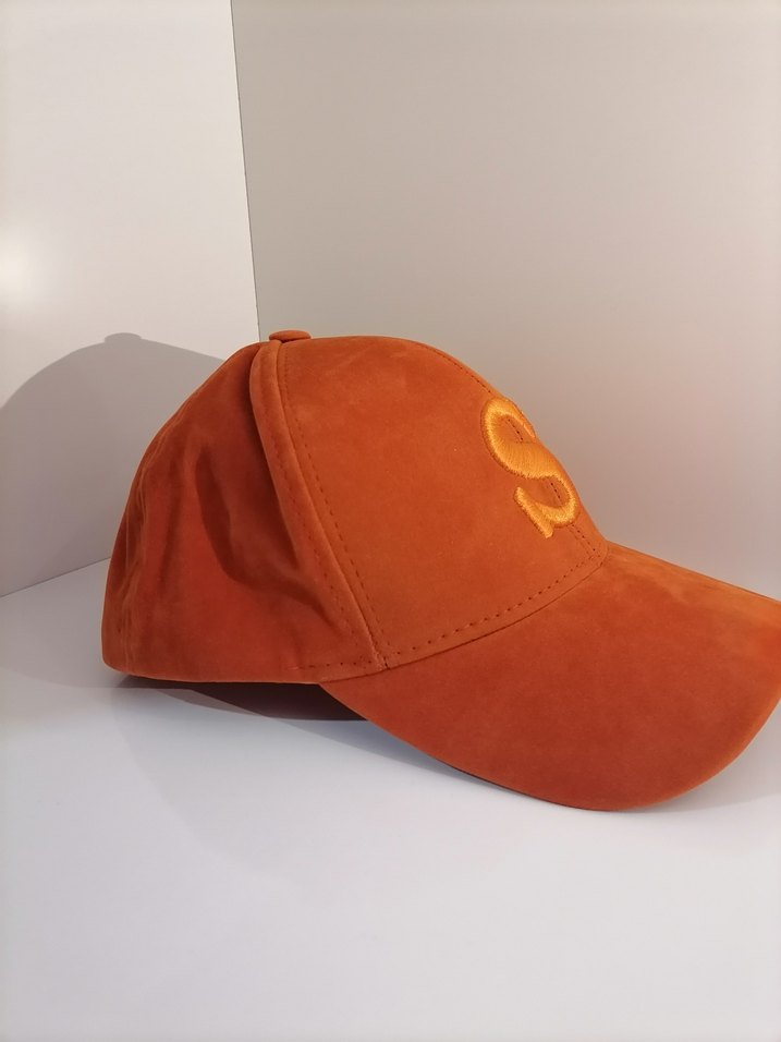 S Nakışlı Turuncu Süet Şapka - Görsel 3