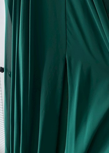 Zincir Detaylı Koyu Yeşil Uzun Abiye Elbise - Görsel 3