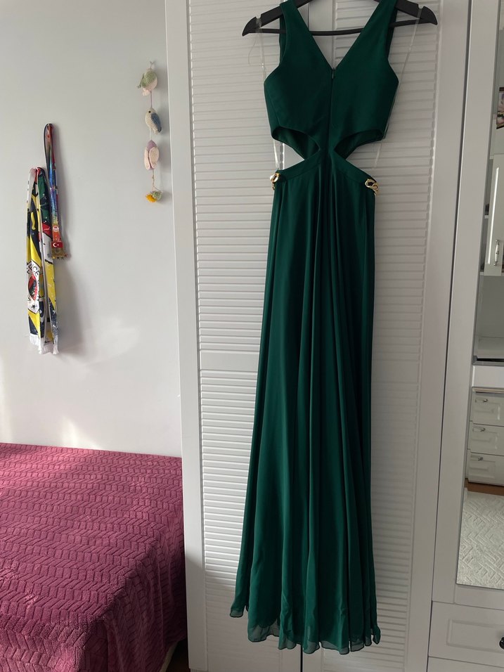 Zincir Detaylı Koyu Yeşil Uzun Abiye Elbise - Görsel 4