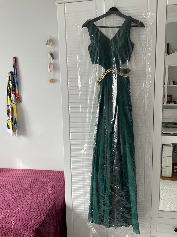 Zincir Detaylı Koyu Yeşil Uzun Abiye Elbise - Görsel 5