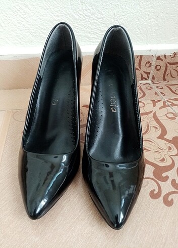 Siyah stiletto ayakkabı 
