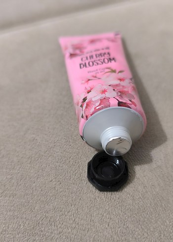 Beden Angie Cherry Blossom El Kremi