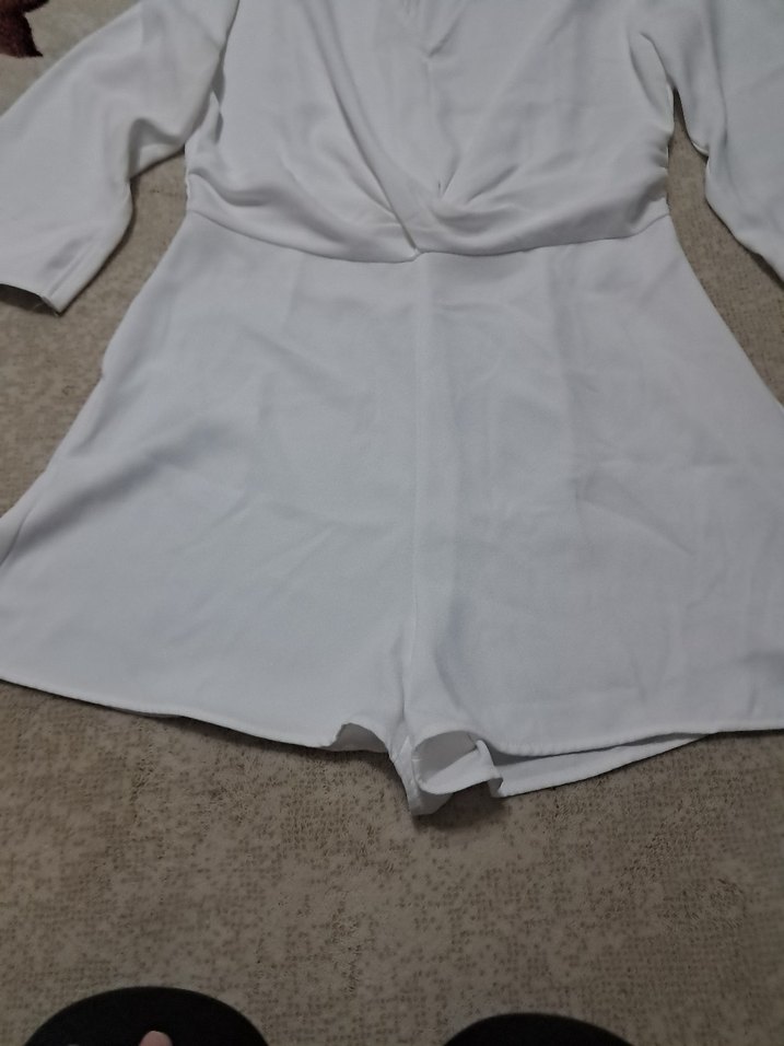 Beyaz V Yaka Kısa Tulum - Görsel 3