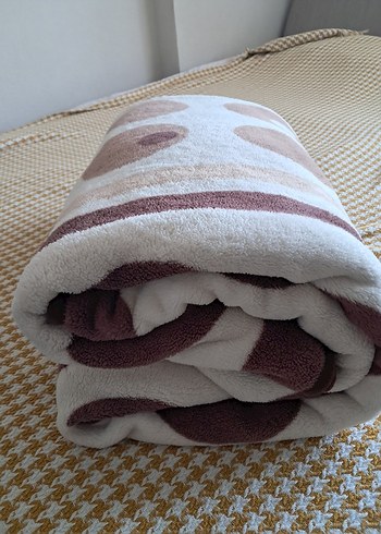 Kahverengi Puantiyeli Yatak Örtüsü - Görsel 6