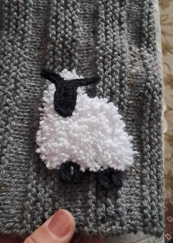 Gri Örgü Üzerinde Beyaz Kuzu motifi. - Görsel 2