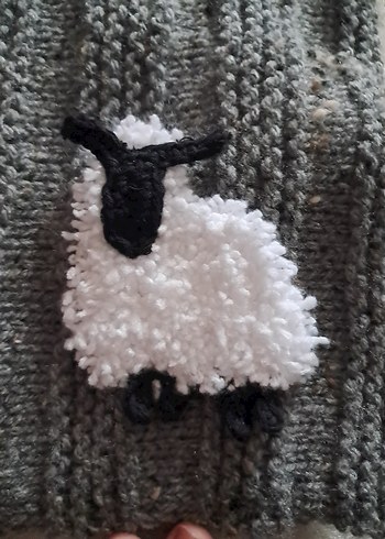 Gri Örgü Üzerinde Beyaz Kuzu motifi. - Görsel 3