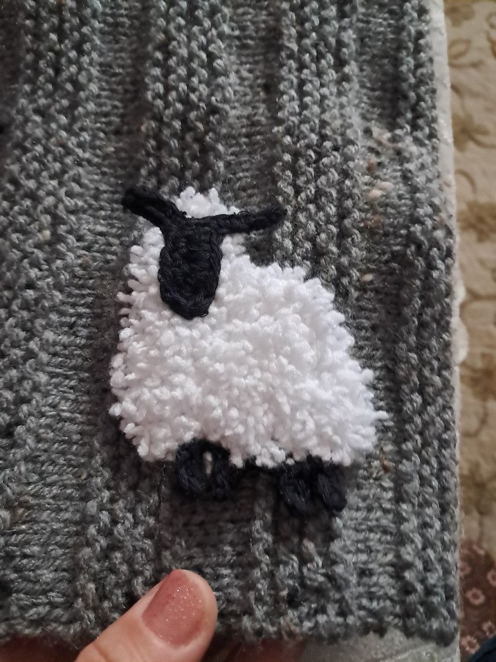 Gri Örgü Üzerinde Beyaz Kuzu motifi. - Görsel 2