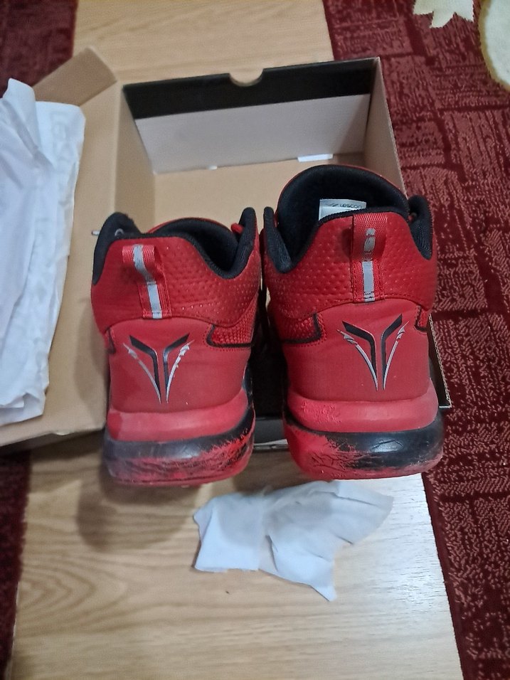 Kırmızı Bağcıklı Basketbol Ayakkabısı - Görsel 3