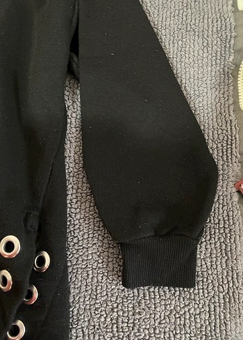 Siyah delik detaylı Kadın Sweatshirt - Görsel 5