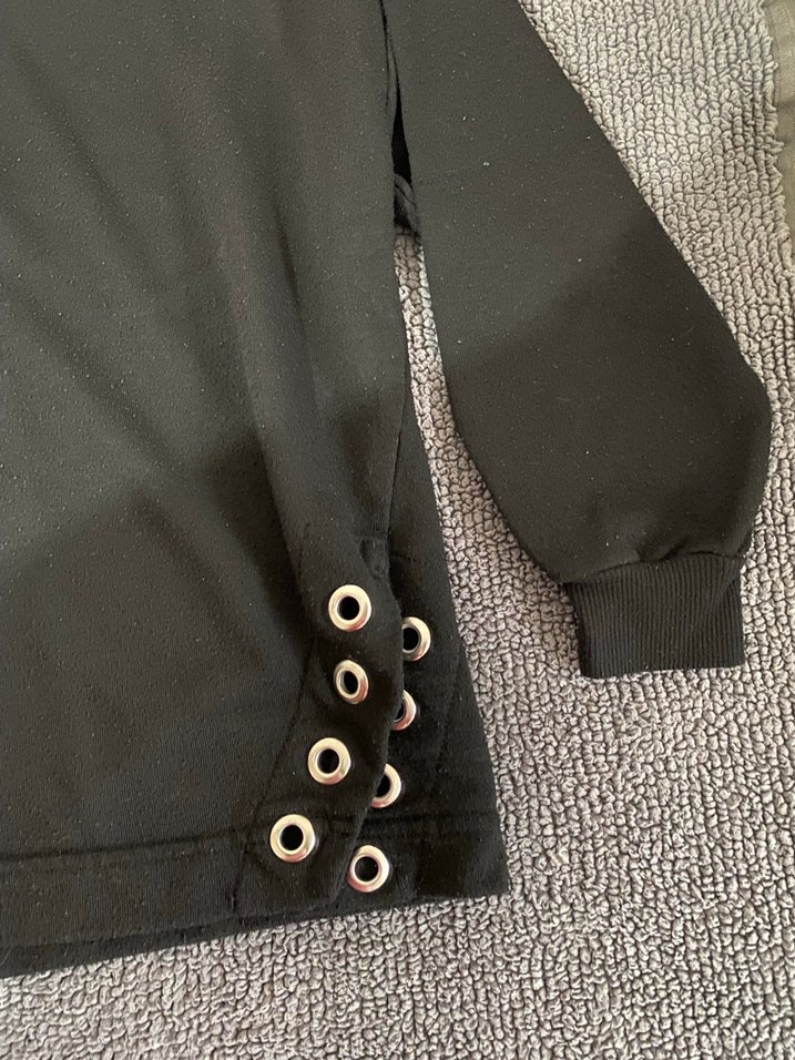 Siyah delik detaylı Kadın Sweatshirt - Görsel 2