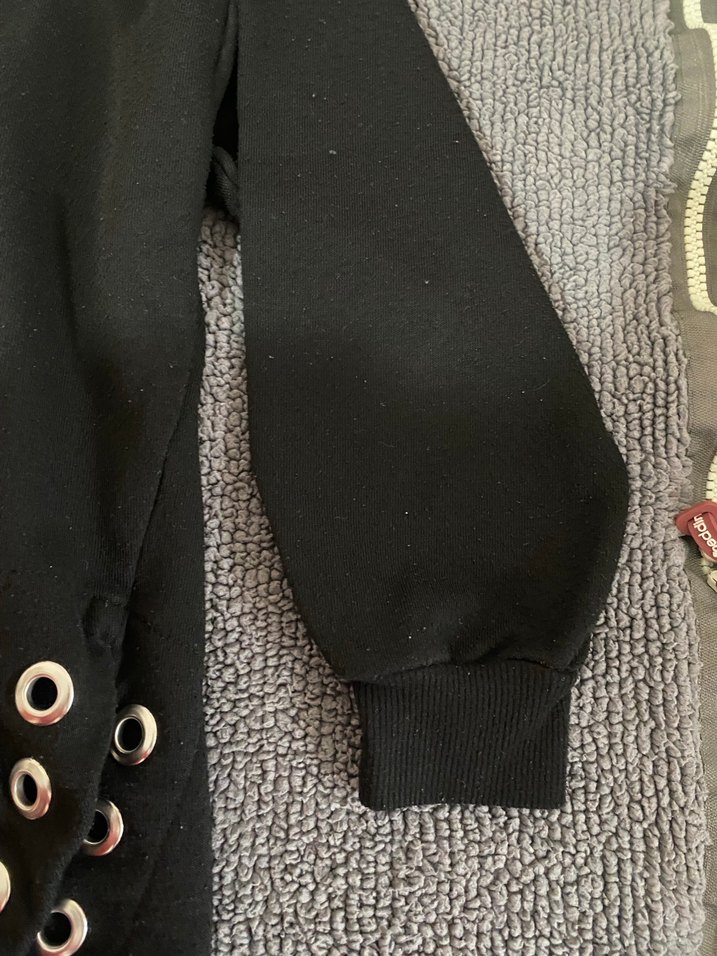 Siyah delik detaylı Kadın Sweatshirt - Görsel 5