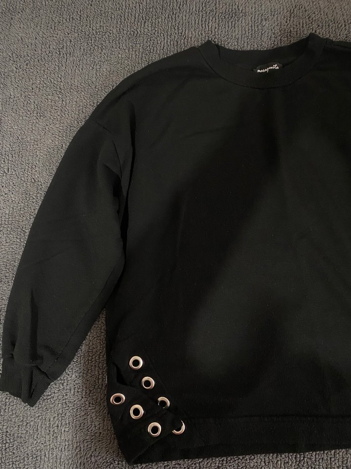 Siyah delik detaylı Kadın Sweatshirt - Görsel 3