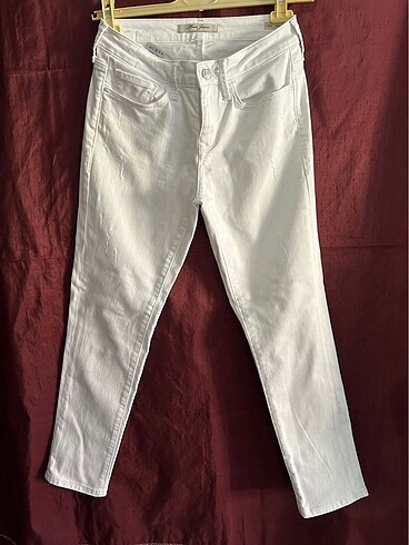 Mavi jeans beyaz kot pantolon